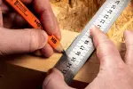 100 cm Edelstahl-Lineal – Präzises Metallmaßstab mit Aufhängebohrung