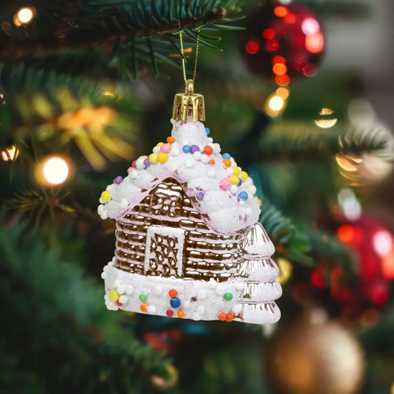 Weihnachtsbaumschmuck – Glänzendes Häuschen – 8 × 6 × 4 cm